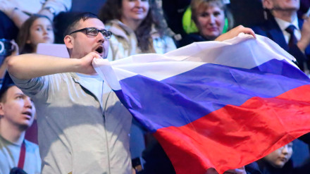 Un aficionado ruso agita la bandera de su país dentro de un pabellón