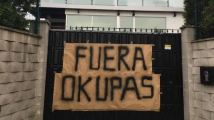Cartel de protesta por los okupas