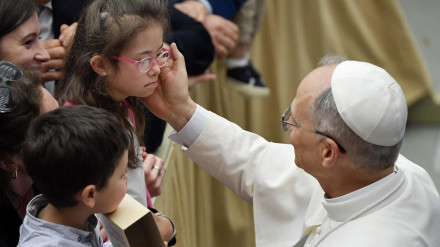 El Papa León XIV saluda a los niños durante una audiencia con la Curia romana