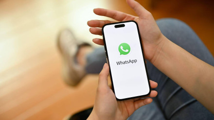 2PPW4HC 2PPW4HC Chiang Mai, Thailand - April 18 2023: A female using WhatsApp application on her phone. iPhone with WhatsApp logo on screen.