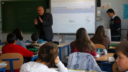 Alumnos y profesores en una clase de secundaria