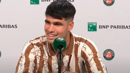 Carlos Alcaraz atiende a los medios de comunicación durante su participación en Roland Garros