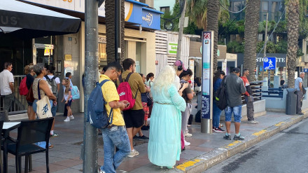 Decenas de personas esperan el 23 en la parada de Alfonso El Sabio de Alicante.