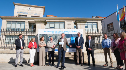 Rueda con integrantes de su Gobierno y del municipal de Ares