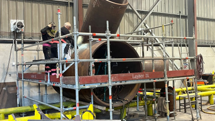Foto de archivo de unos operarios trabajando en una estructura eólica