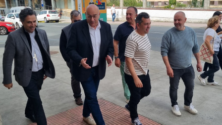 Monseñor García Cadiñanos, el alcalde de Valdoviño y otros responsables del ayuntamiento de Valdoviño