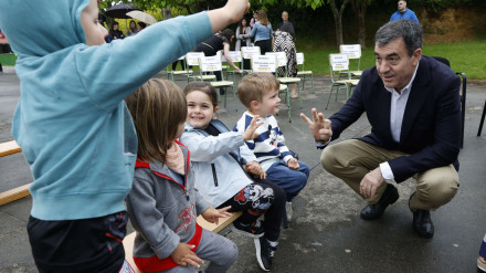 El conselleiro de Educación saludando a niños en Ortigueira