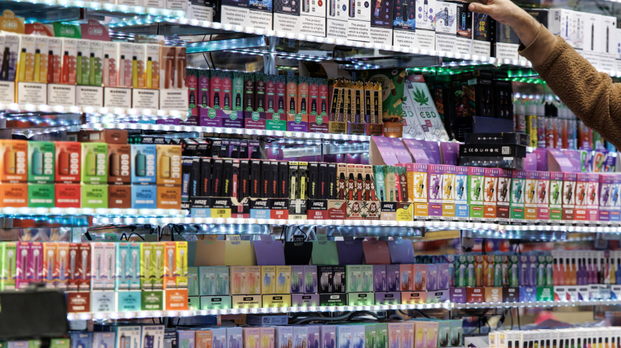 Expositores de vapeadores en un centro comercial