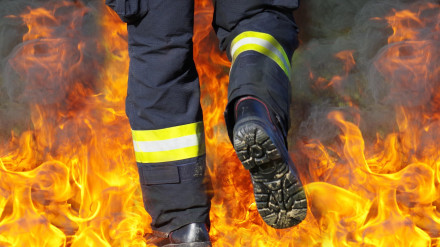 La respuesta al dicho no está en los bomberos modernos, sino en un contexto histórico y cultural que nos lleva varios siglos atrás