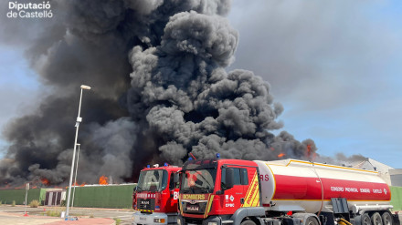 Incendio en un antiguo desguace de Almassora (Castellón)