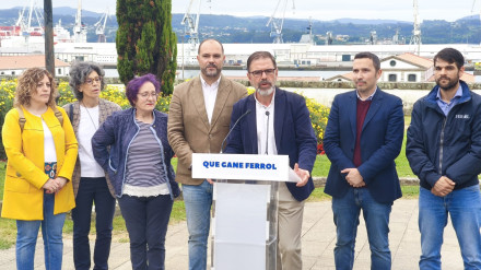 Integrantes del PSOE este sábado en la rueda de prensa en los jardines de Herrera, en Ferrol