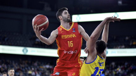 Santi Yusta anota una canasta durante un partido con la selección española.