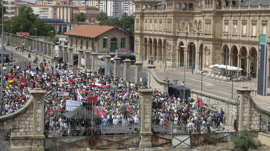 Protesta en Zamora por los recortes en los trenes AVE de la línea Galicia-Madrid