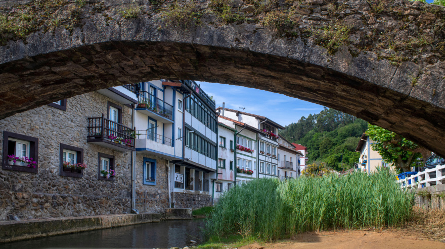 El pintoresco pueblo pesquero de Ea en el País Vasco, Euskadi, Bahía de Vizcaya Bizkaia