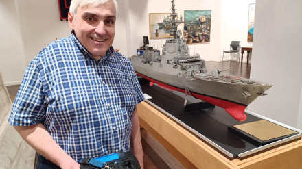José Romero de Ávila con su maqueta en el Museo Naval de Ferrol