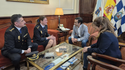 Reunión en la zona de Alcaldía entre la nueva comisaria de Ferrol Narón y el alcalde