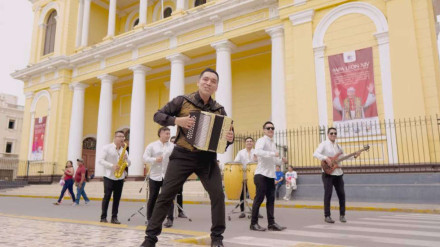 Fotograma del videoclip de "La Cumbia del Papa"