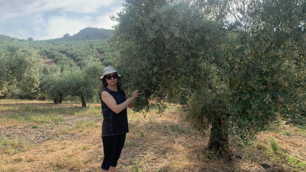 Una agricultora llamada Manuela Aguilera posa junto a uno de sus olivos en Priego de CórDOBA