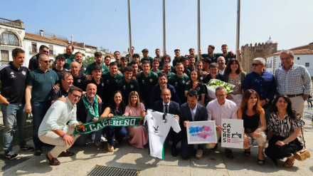 El alcalde de Cáceres, Rafa Mateos, ha recibido al Cacereño tras su ascenso a Primera RFEF