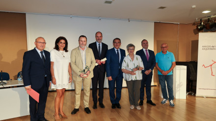 Los premiados con autoridades y representantes de la Asociación de Amigos del Museo Arqueológico