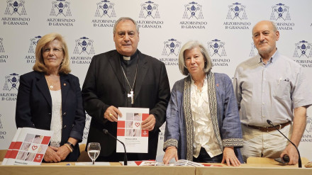El arzobispo de Granada, José María Gil Tamayo, ha participado en la participación de la memoria anual de Cáritas,junto con su directora en la diócesis, Luisa María Maeso