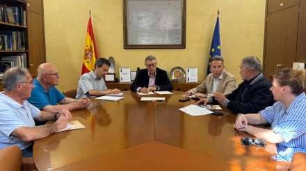 Imagen de la reunión del presidente de la CHS con el alcalde de Lorca y con los vecinos de la pedanía de Campillo