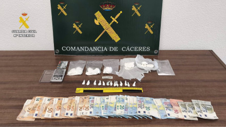 Efectos intervenidos al detenido en Alcántara.