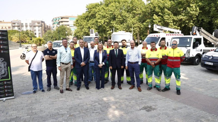 La alcaldesa de Granada, Marifrán Carazo, en el centro en la imagen ha participado en la presentación del nuevo contrato municipal para la conservación y mejora del alumbrado público