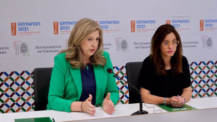 La portavoz de Vox en el Ayuntamiento de Granada, Beatriz Sánchez Agustino, a la izquierda en la imagen, junto con la viceportavoz, Mónica Rodríguez Gallego
