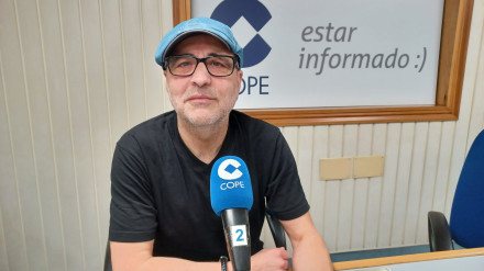 El músico ferrolano Víctor Aneiros en los estudios de COPE Ferrol