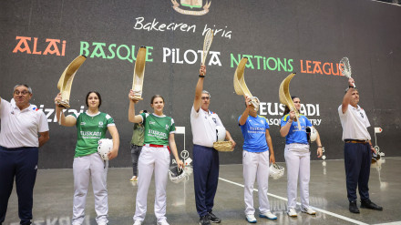 Las jugadoras de la selección española (d) y las de la selección de Euskadi (i) antes del partido en la tercera jornada de la I Liga de Naciones de cesta punta en frontón de 54 metros