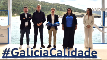 Javier Díaz Mosquera con las banderas azules