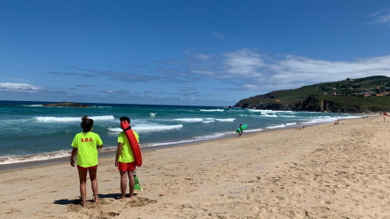 Foto de archivo de unos socorristas en la playa de A Frouxeira