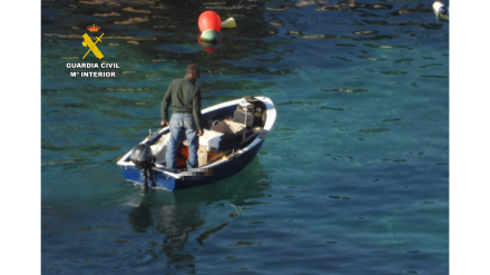 El SEPRONA sorprende a dos personas pescando en la zona protegida de la Punta de la Mona en La Herradura
