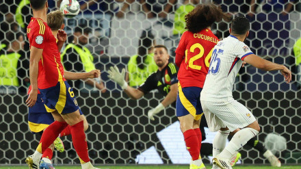 Unai Simón vuela para intentar evitar el golazo de Cherki en el España - Francia