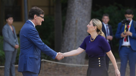 El presidente de la Generalitat de Cataluña, Salvador Illa, recibe a la presidenta de Extremadura, María Guardiola, a su llegada a la XXVIII Conferencia de Presidentes