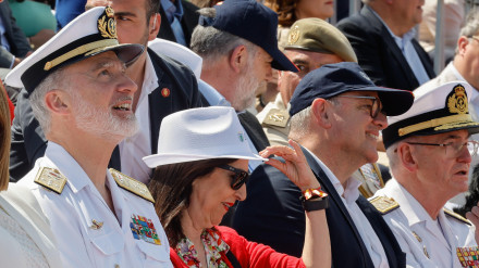 El rey Felipe VI (i), junto a la ministra de Defensa, Margarita Robles