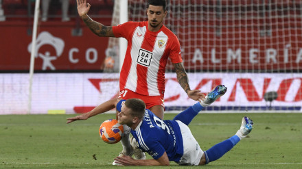 Chumi y Alemao pelean por un balón durante el Almería-Oviedo