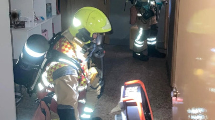 Uno de los profesionales del SPEIS ventilando la zona