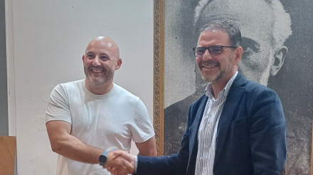 Bruno Díaz y Ángel Mato se saludan durante las elecciones primarias de este domingo
