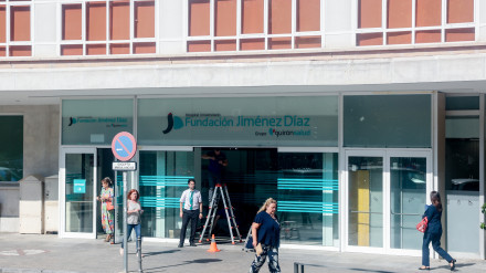 Un grupo de músicos va a un hospital de Madrid a acompañar a enfermos y cortan su actuación por lo que ven en un pasillo: "Alucinaban"