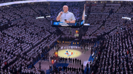 Momento en el que los aficionados y los dos equipos rezan unidos antes de empezar el primer partido de Las Finales