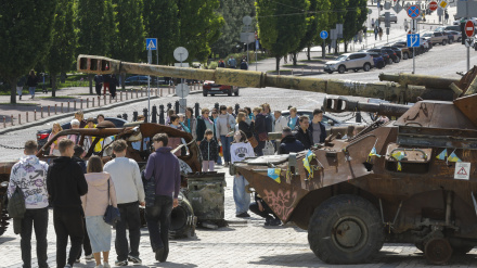 Gente caminando entre vehículos militares por Kiev