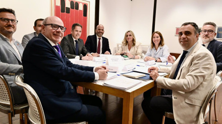 Reunión de Granada Global con, entre otros, la alcaldesa de Granada, Marifrán Carazo, en el centro en la imagen, y el presidente de la Diputación, Francis Rodríguez, en primer término a la derecha