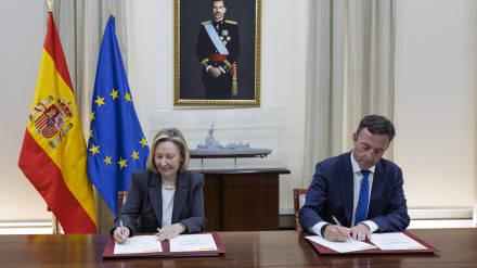 La secretaria de Estado de Defensa, Amparo Valcarce, y el presidente de Navantia, Ricardo Domínguez, firmando el encargo
