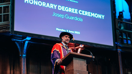 Pep Guardiola, durante el acto de investidura como doctor honoris causa en la Universidad de Manchester