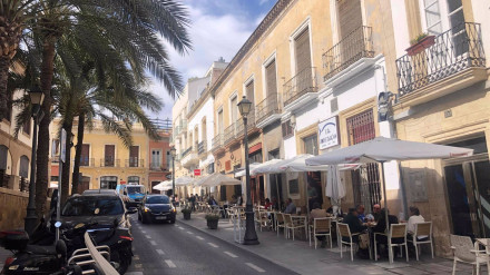 Terrazas y veladores en la calle Jovellanos de Almería