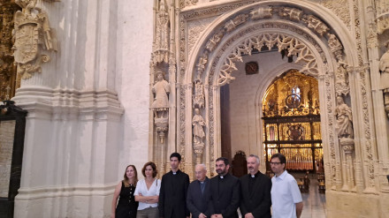 La portada principal de la Capilla Real luce radiante tras su restauración