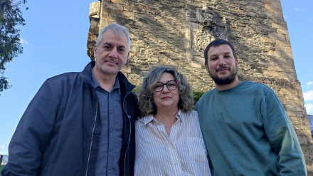 Luis Pena, Rocío Pena y Aaron Curbeira ante el torreón de la localidad del Eume
