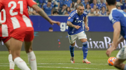 Santi Cazorla lanza la falta a favor del Real Oviedo que supondría el empate en el duelo de playoff frente al Almería